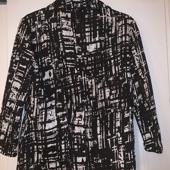 Chico’s Black & White Top, Size 0 (Size 4-6) - Picture 2 of 4